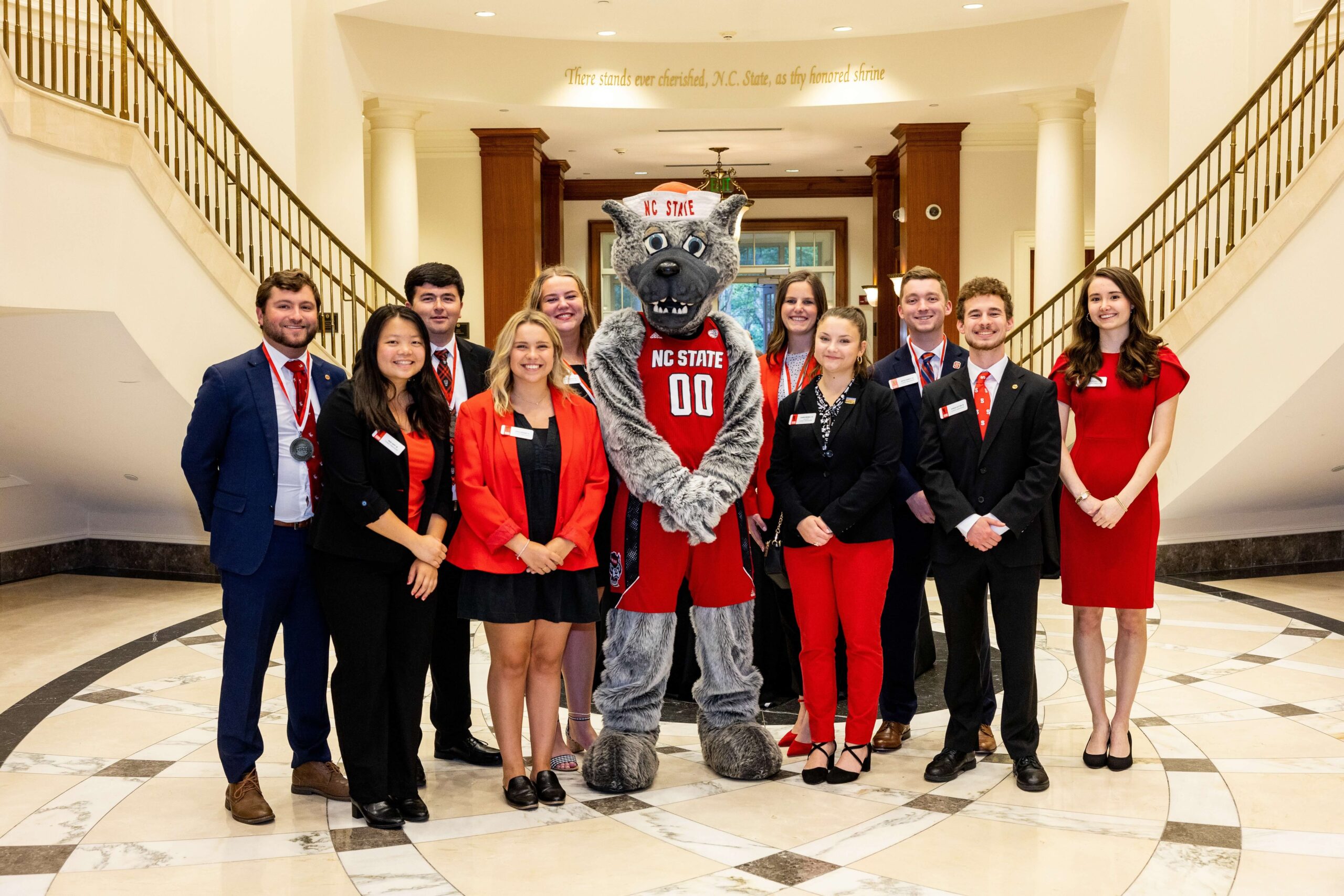 Mr. Wuf poses with Members of NC State‘s Alumni Association Student Ambassador Program.