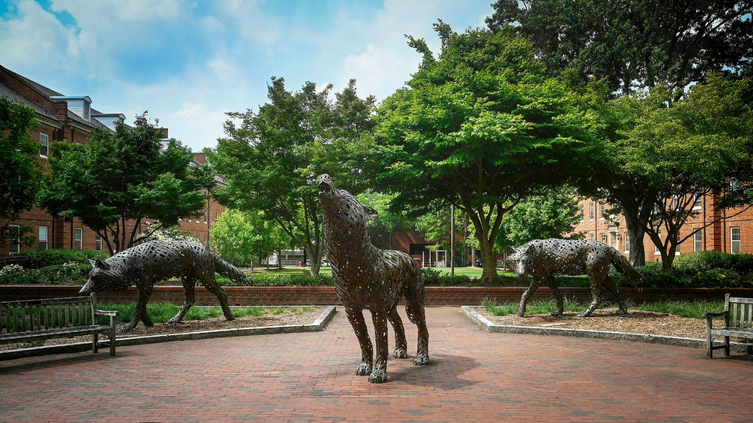 Wolf statue (2)